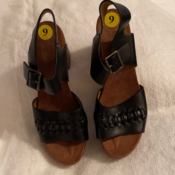 FOOT BEDS SZ 9 WOODEN HEELED SANDAL NWOT - Picture 1 of 12